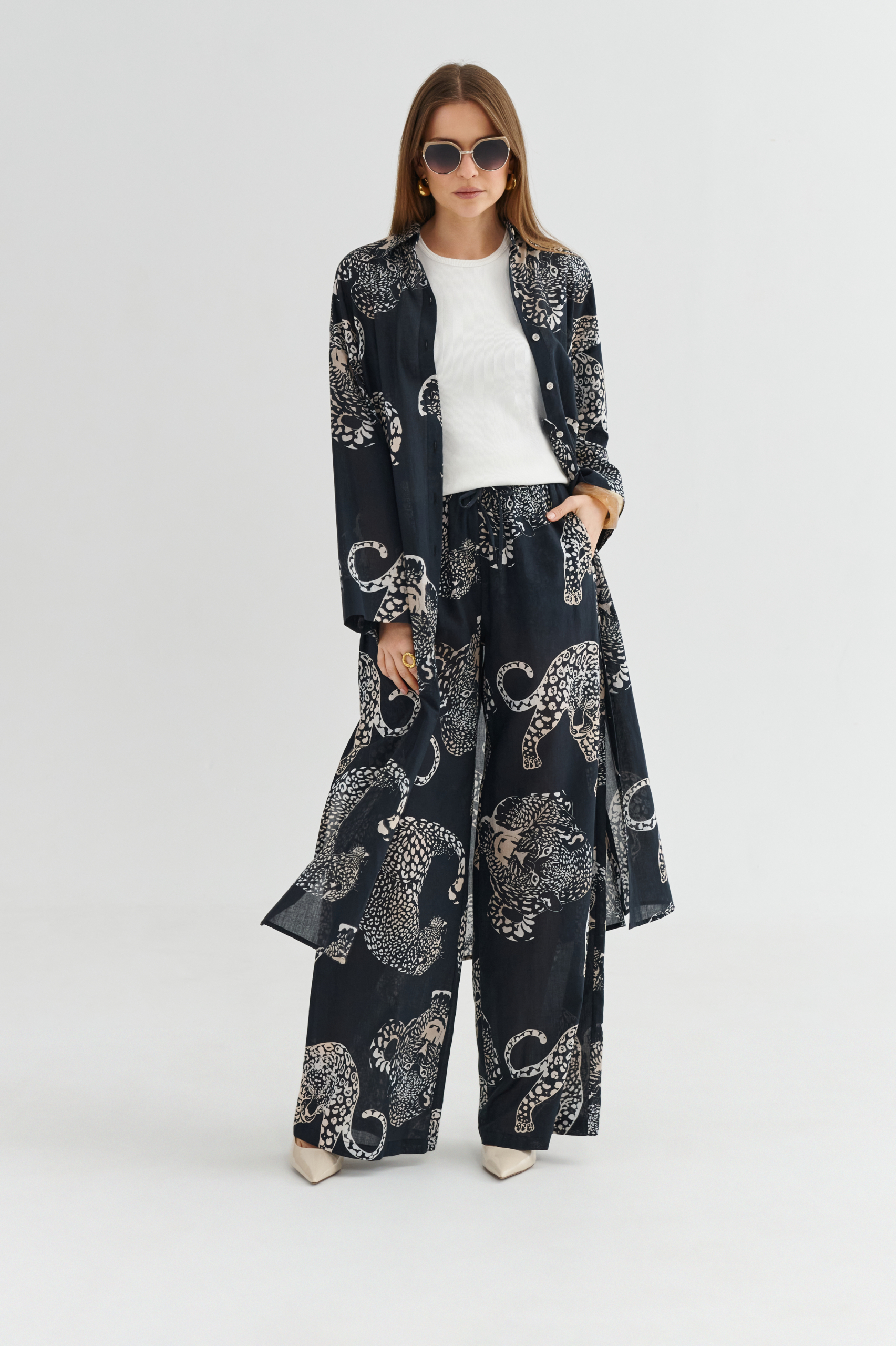 Proste spodnie damskie z gumką w pasie w print panter