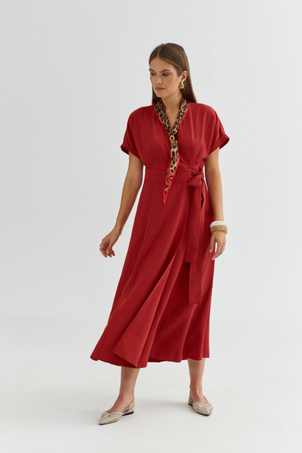Sukienka midi w kolorze terakoty z dekoltem V i wiązaniem w talii – pełna sylwetka, kimonowy rękaw.