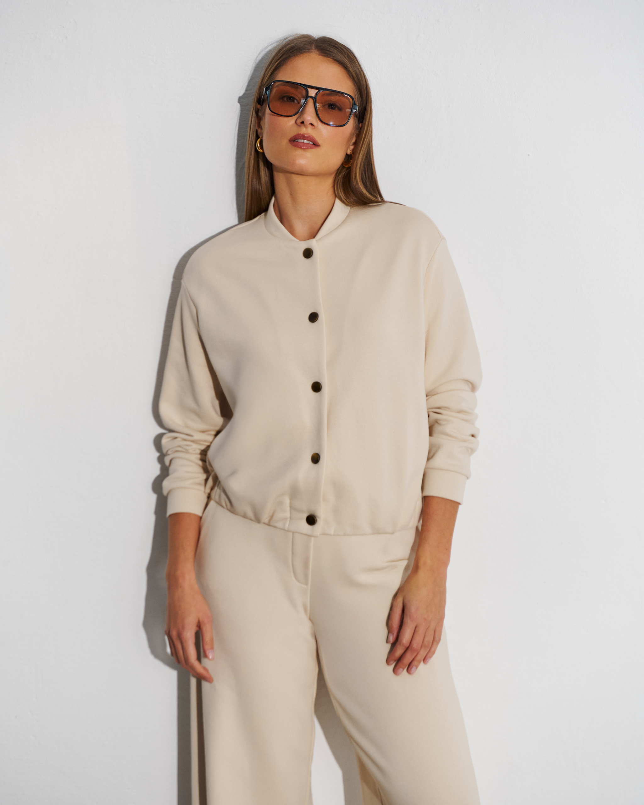 Minimalistyczne spodnie damskie ecru do kompletu