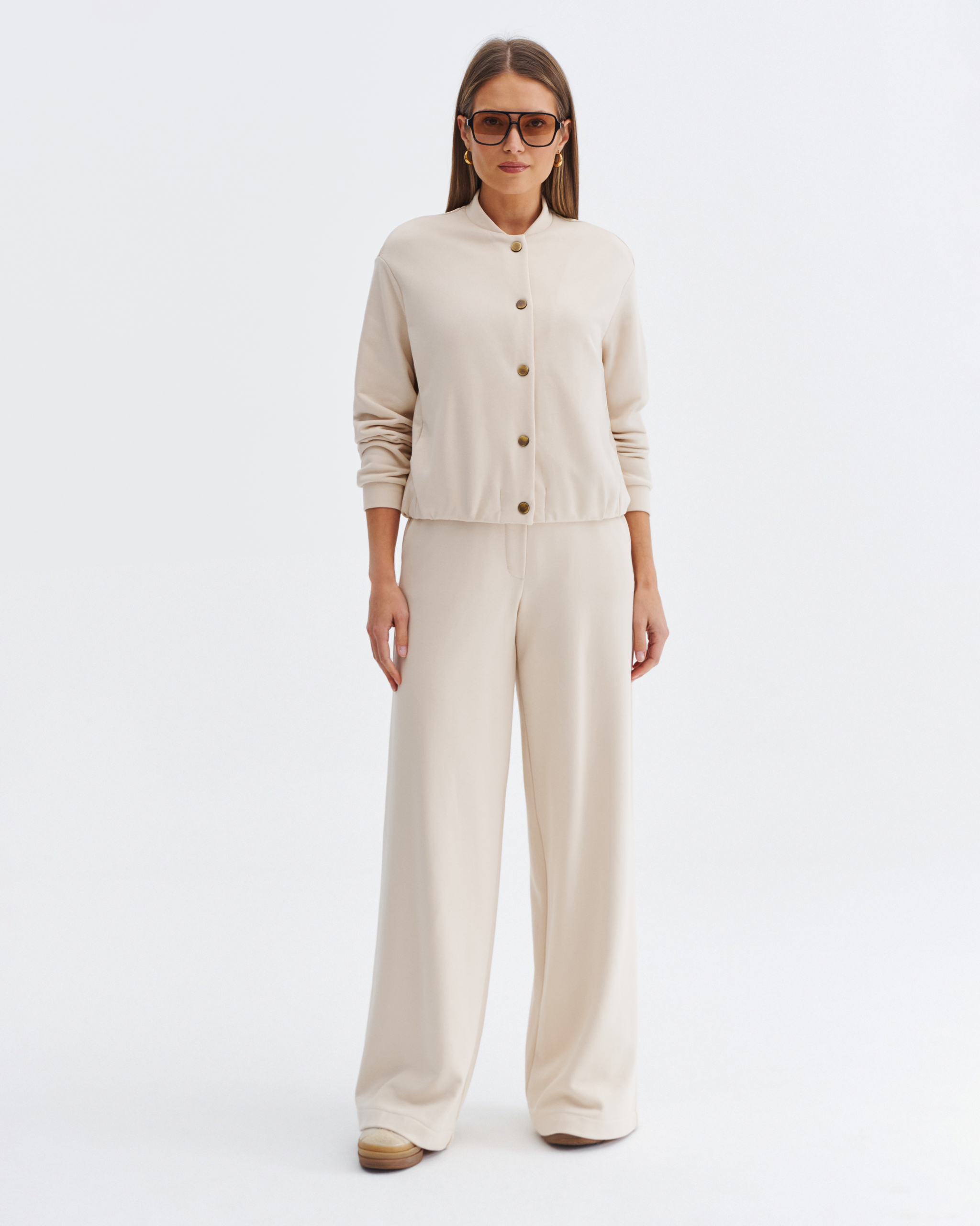 Jasne spodnie ecru z szeroką nogawką