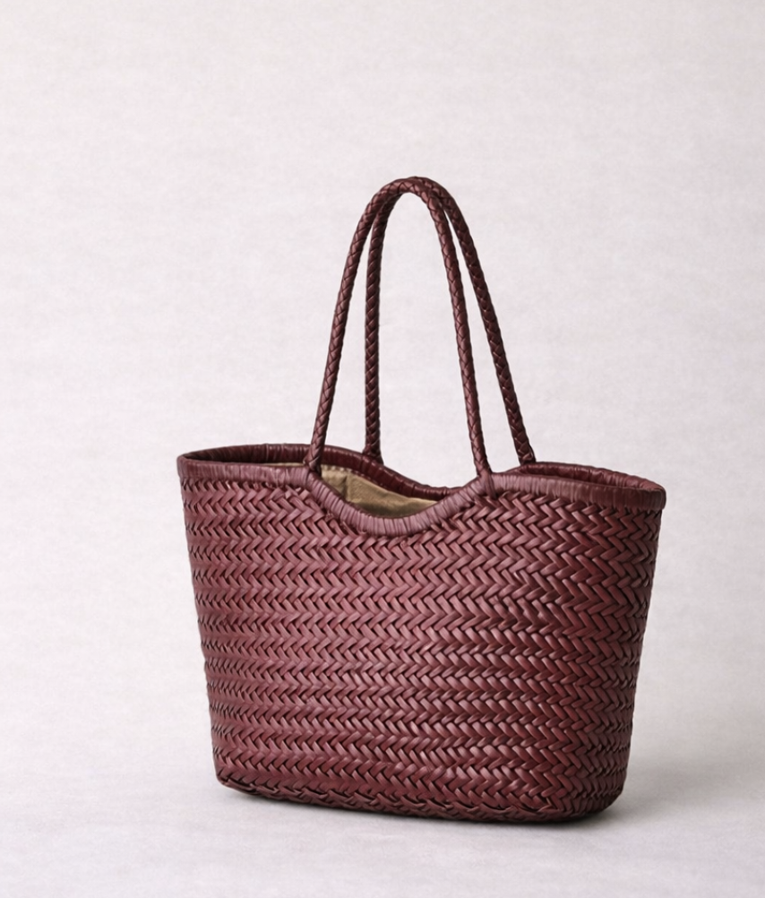 bordowa shopperka skórzana pleciona z bliska