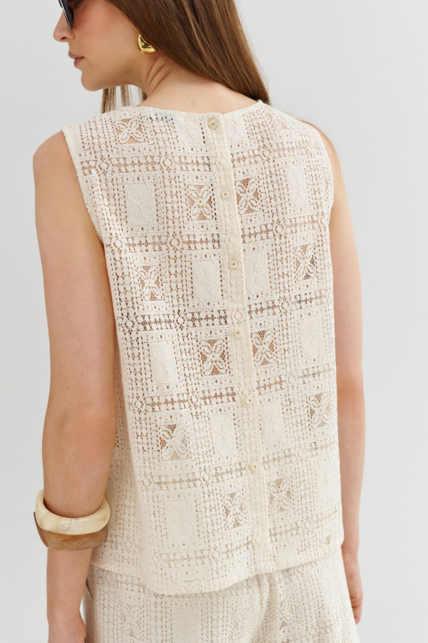 Koronkowa bluzka ecru bez rękawów z zapięciem na guziczki z tyłu