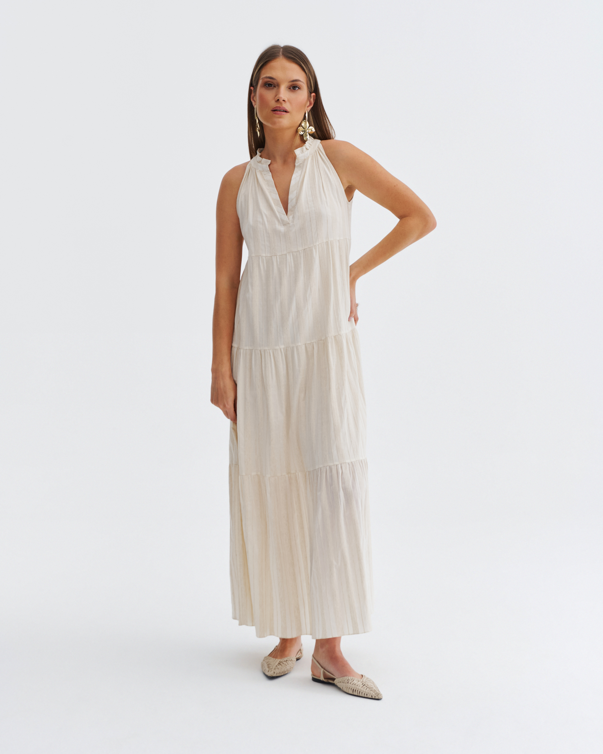 Długa sukienka ecru z falbanami i marszczeniem przy szyi