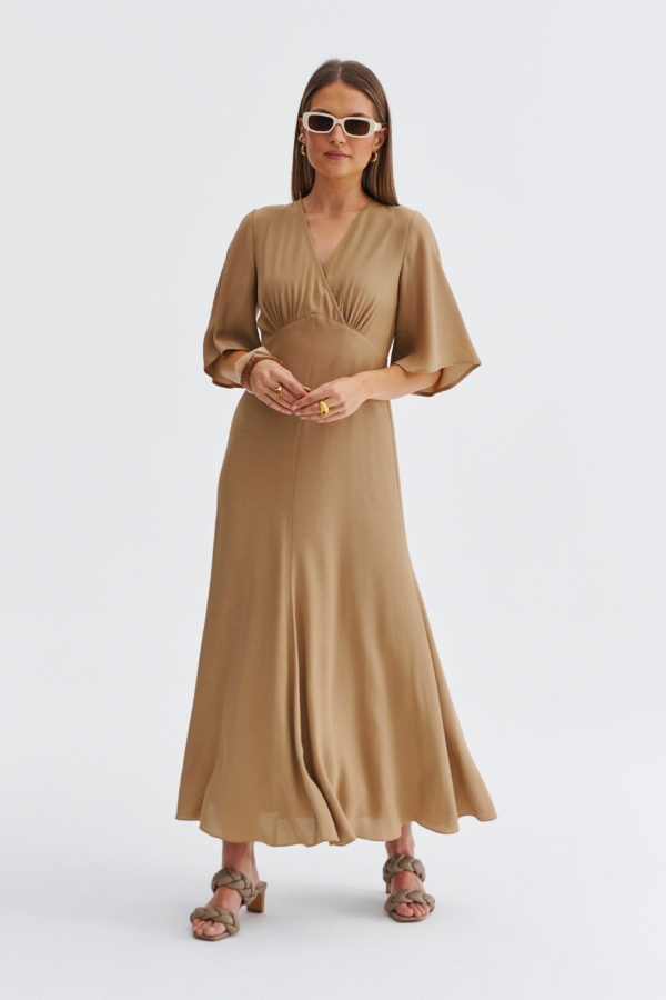 Beżowa sukienka midi z kopertowym dekoltem, zwiewnymi rękawami i rozkloszowanym dołem