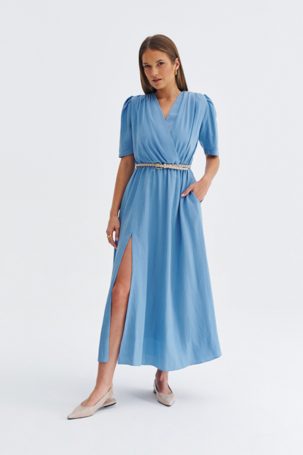 Błękitna sukienka midi z kopertowym dekoltem, krótkim rękawem, paskiem w talii i rozcięciem na nodze.