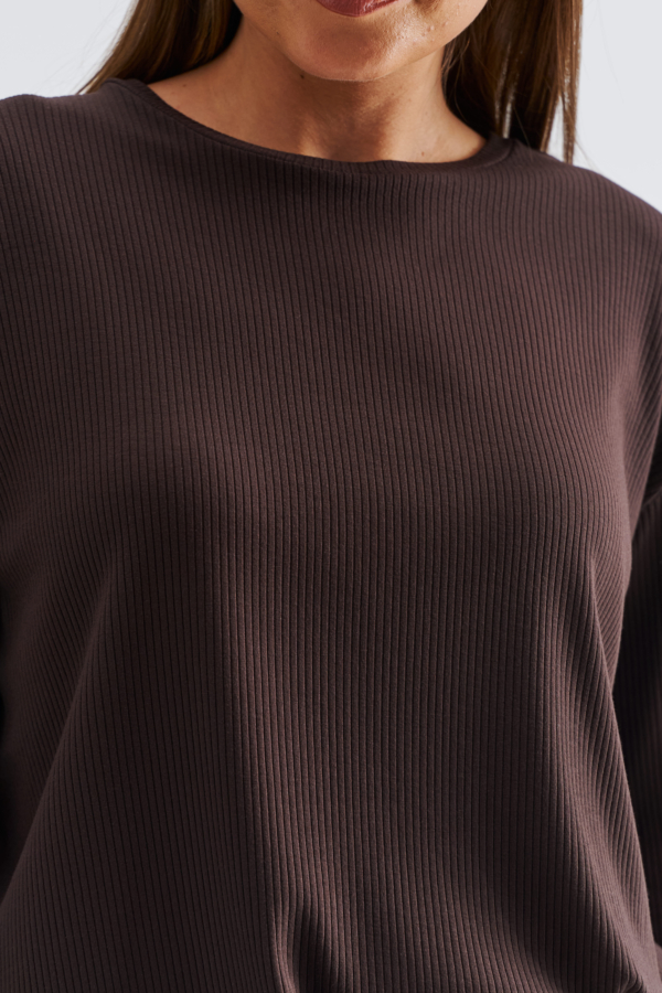 Brązowa damska bluzka w prążek z rękawem 3/4 i luźniejszym krojem