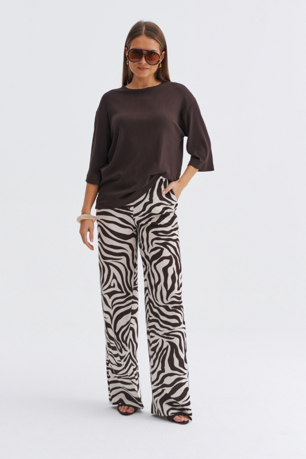 Brązowa damska bluzka w prążek z rękawem 3/4 i luźniejszym krojem