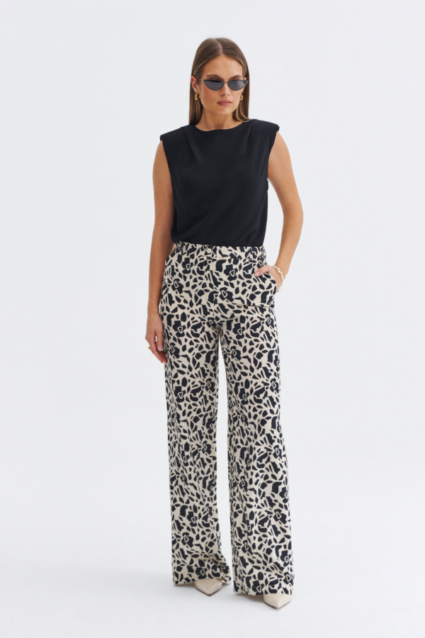 Czarna bluzka damska bez rękawów z poduszkami na ramionach i prostym krojem.