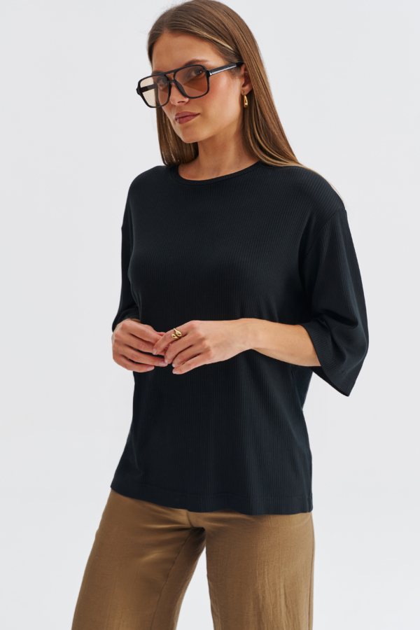 Czarna prążkowana bluzka damska z rękawem 3/4 i luźnym krojem