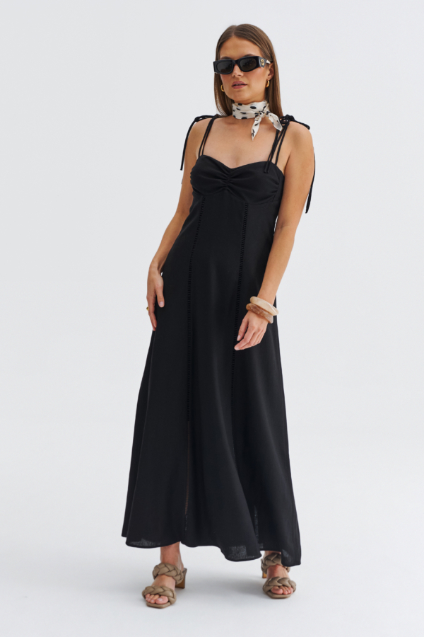 Długa czarna sukienka letnia z apaszką i sandałkami na obcasie.