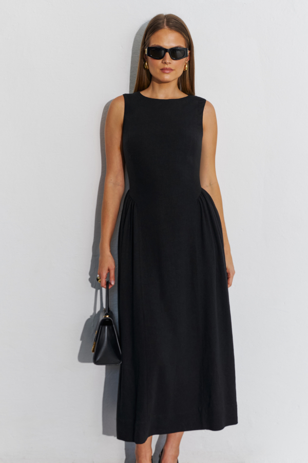 Czarna sukienka midi z podkreśloną talią i rozkloszowanym dołem