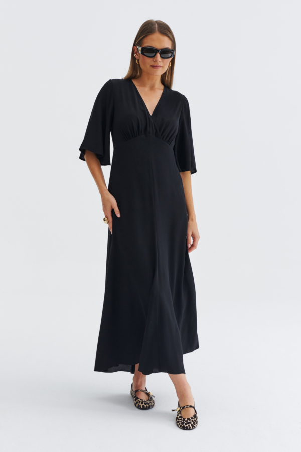 Czarna rozkloszowana sukienka z 100% wiskozy z dekoltem V i rozkloszowanym dołem