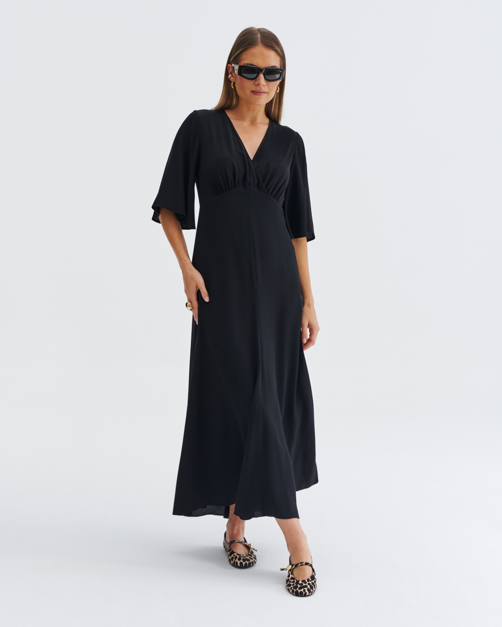 Czarna rozkloszowana sukienka z 100% wiskozy z dekoltem V i rozkloszowanym dołem