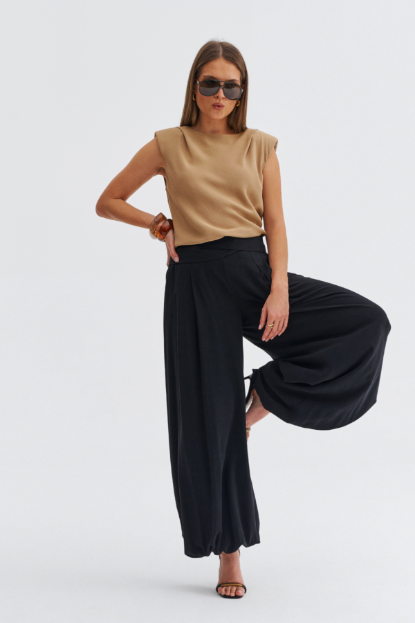 Czarne damskie spodnie alladynki z wysoką talią i szeroką nogawką zwężaną przy dole