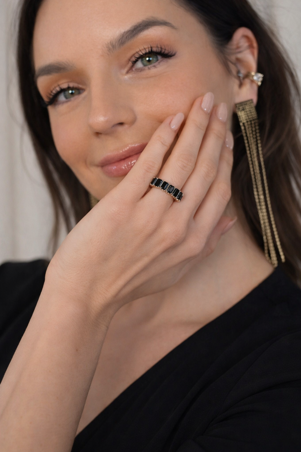 pierścionek bagieta czarne kamienie złota oprawa na dłoni