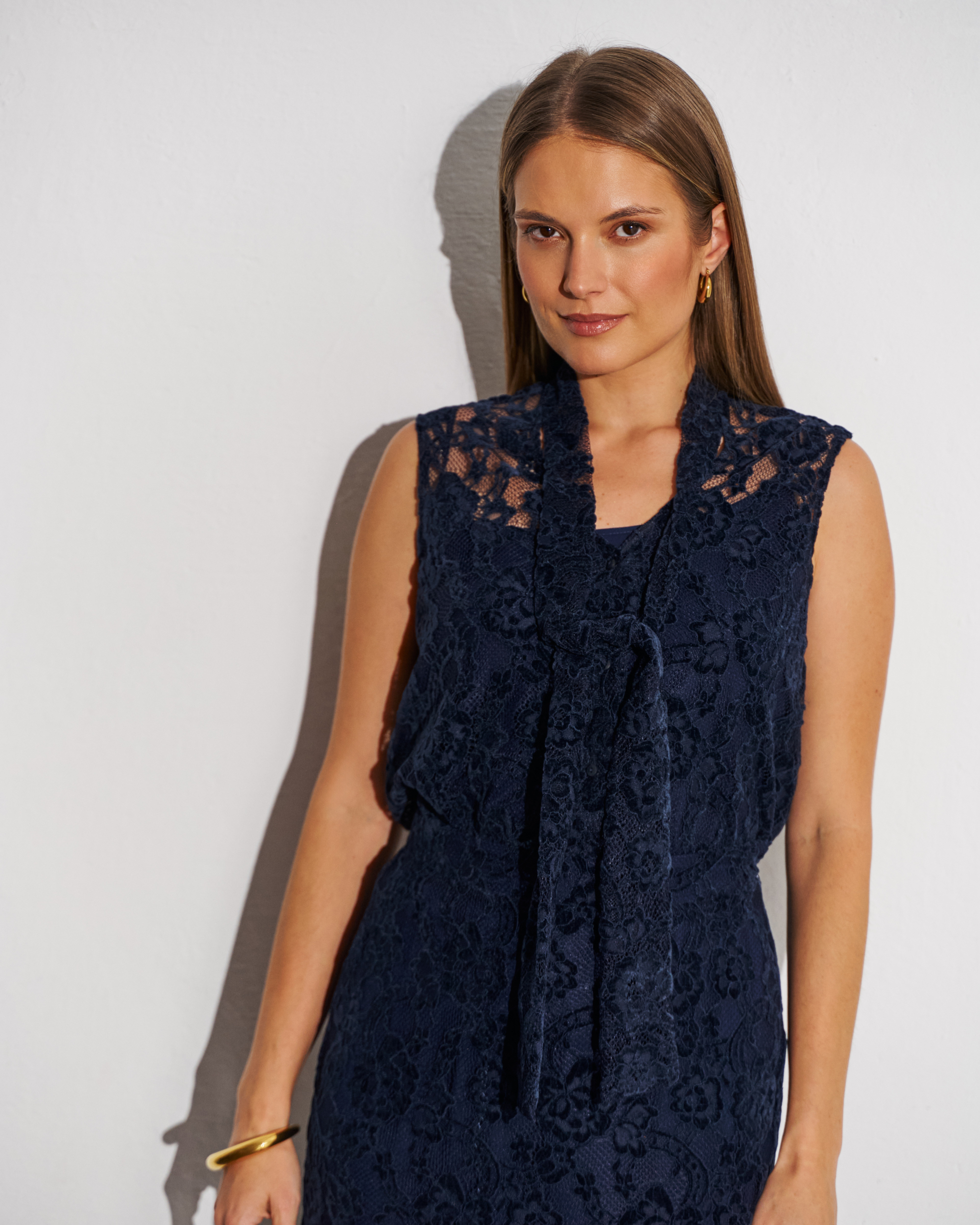 Granatowa koronkowa bluzka damska z szarfą przy szyi, bez rękawów