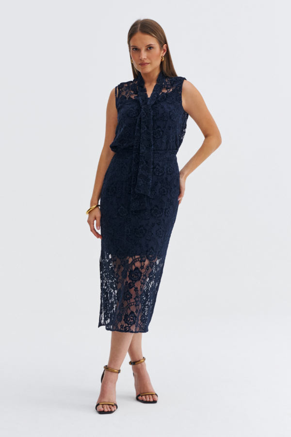 Granatowa koronkowa bluzka damska z szarfą przy szyi, bez rękawów