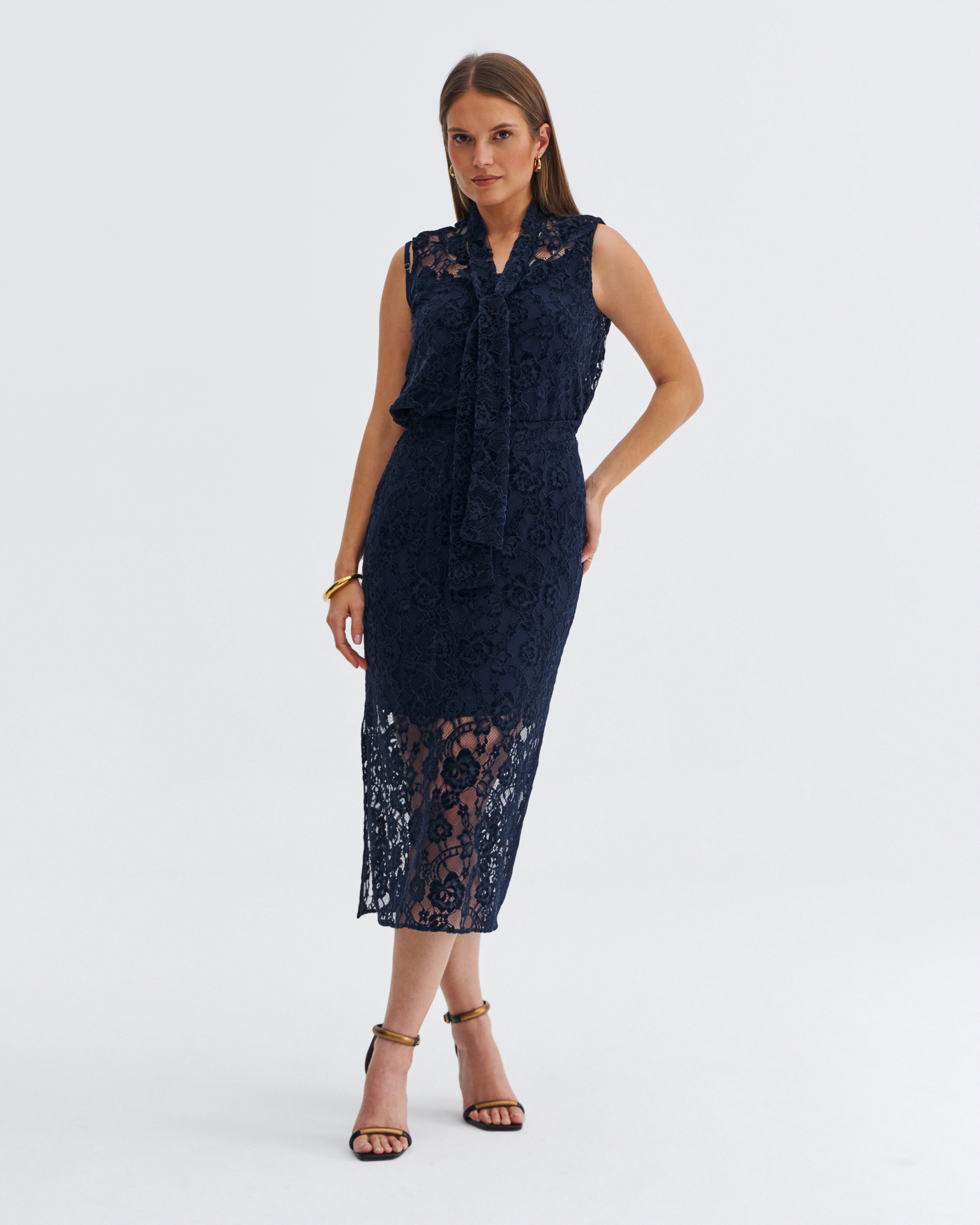 Granatowa koronkowa bluzka damska z szarfą przy szyi, bez rękawów