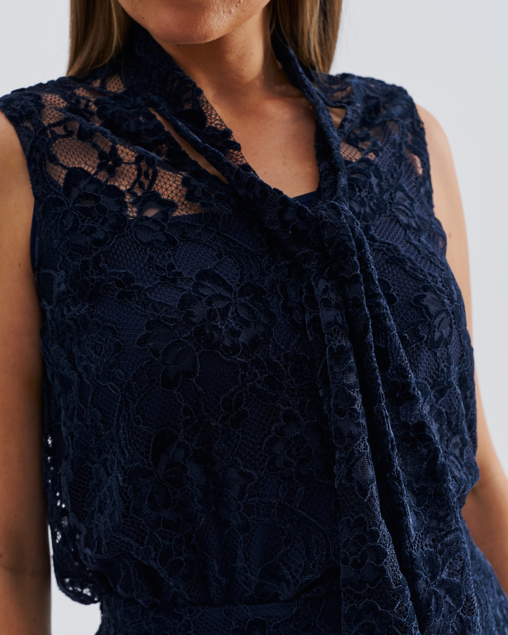 Granatowa koronkowa bluzka damska z szarfą przy szyi, bez rękawów