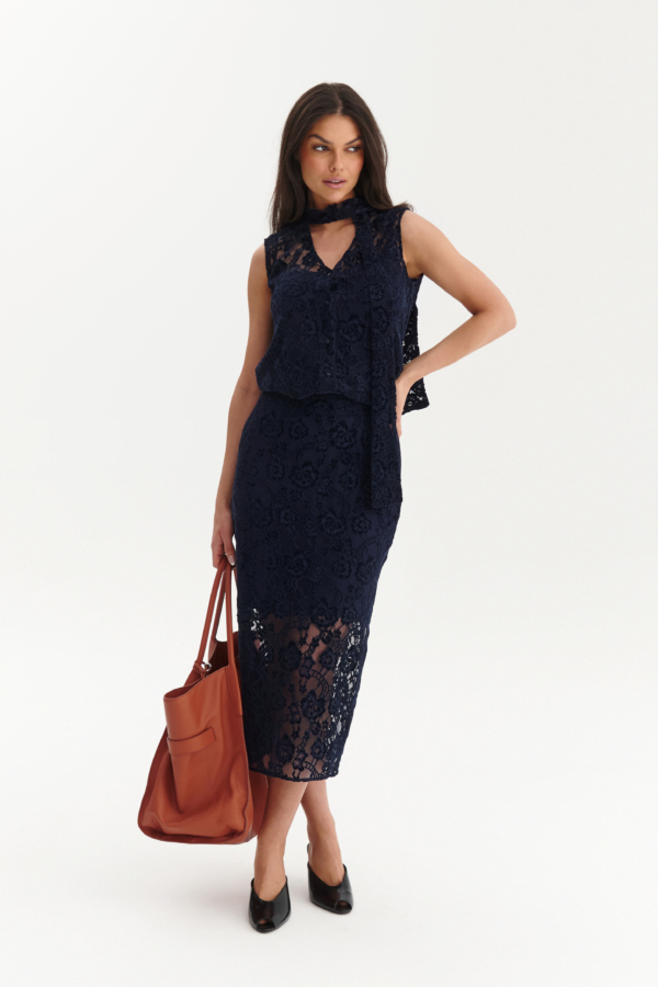 Granatowa koronkowa spódnica ołówkowa z rozcięciem na nodze i gumką w pasie