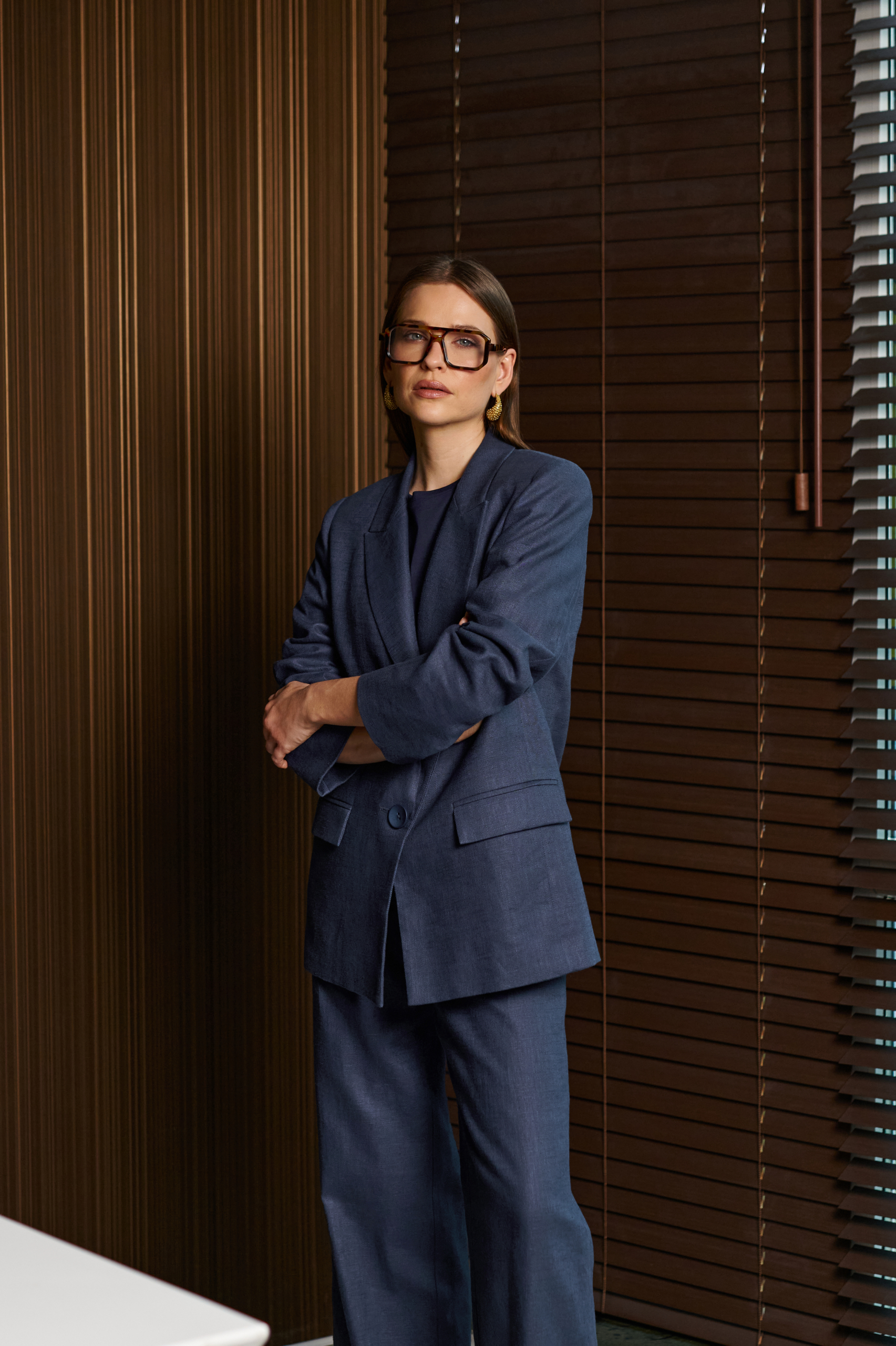 : Granatowa marynarka damska o lekko wydłużonym kroju