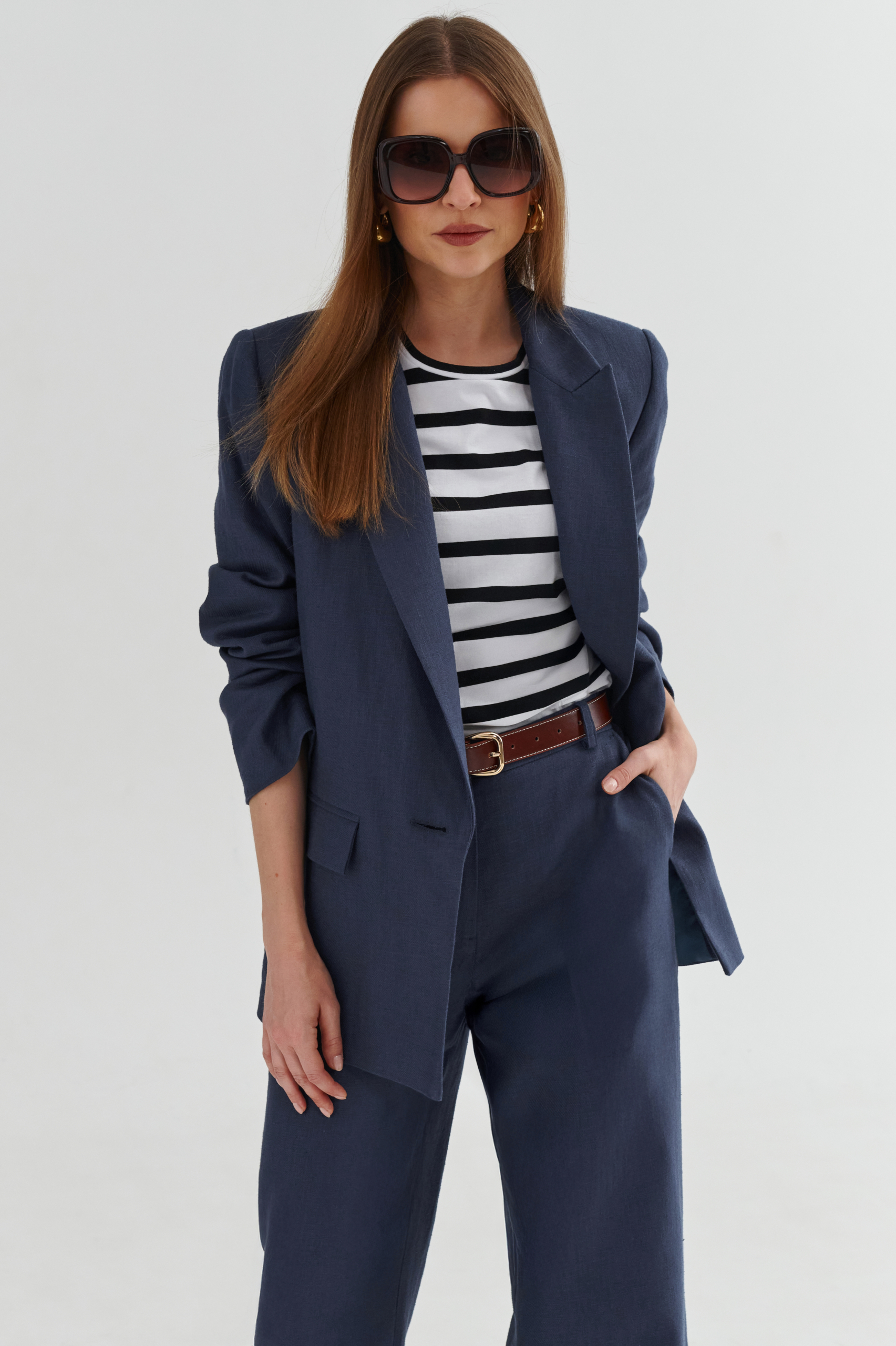 : Granatowa marynarka damska o lekko wydłużonym kroju