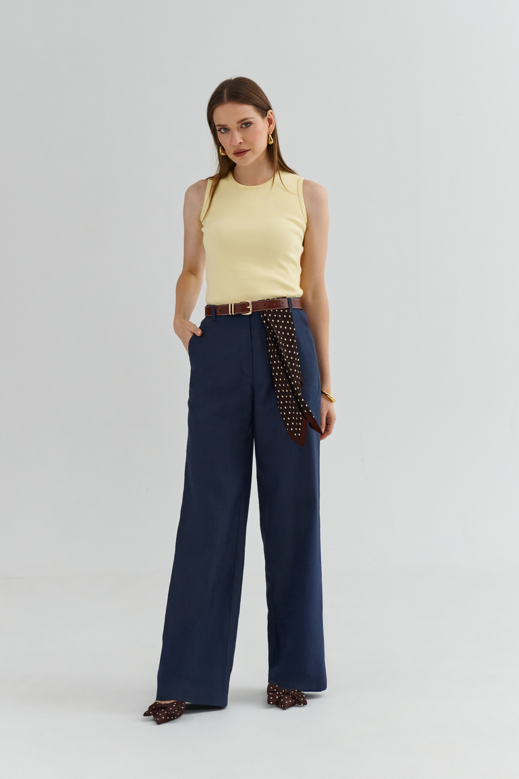 Granatowe spodnie damskie z wysokim stanem i szeroką nogawką