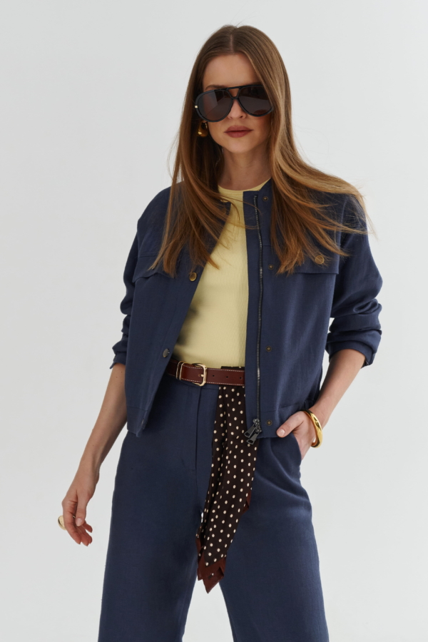 Granatowa bomberka damska na suwak w nowoczesnym stylu