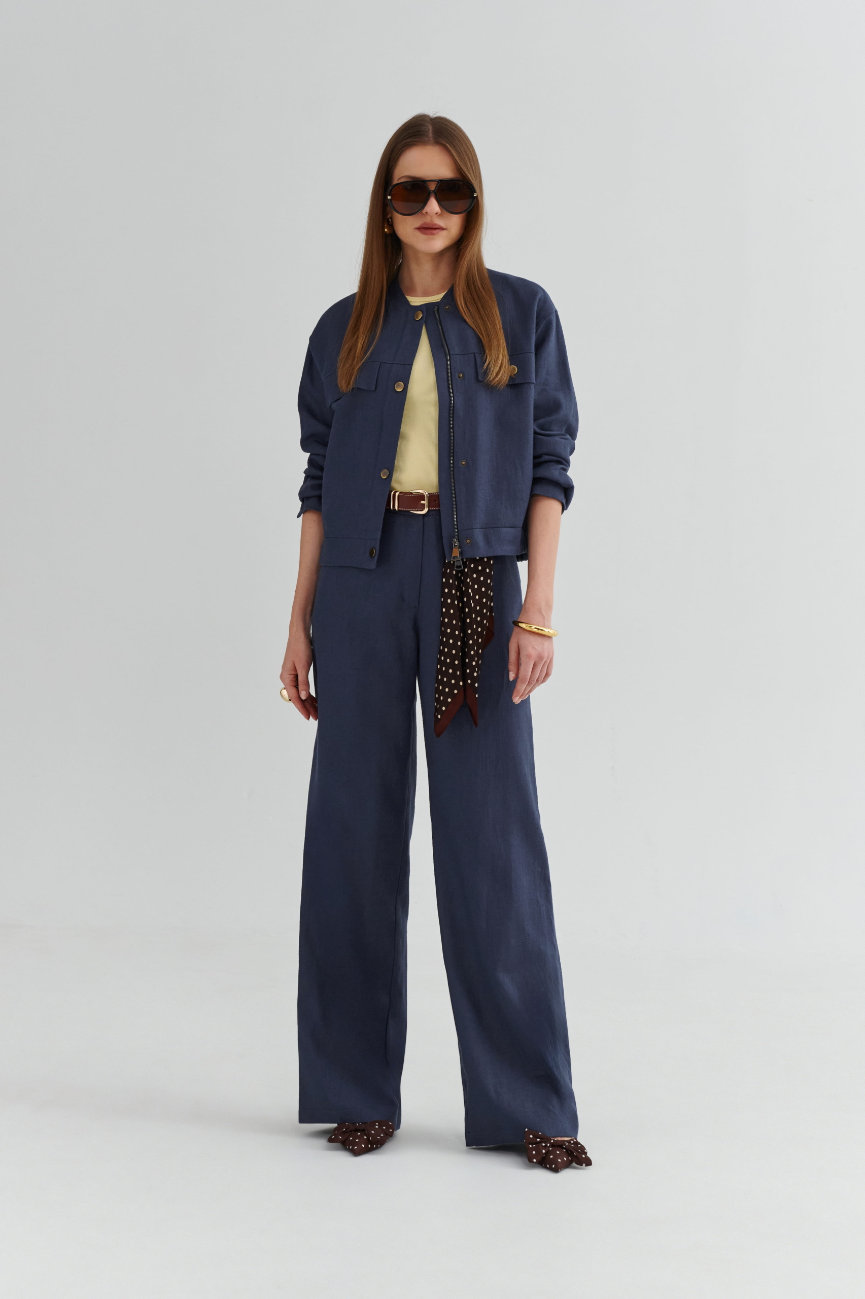 Granatowa bomberka damska na suwak w nowoczesnym stylu