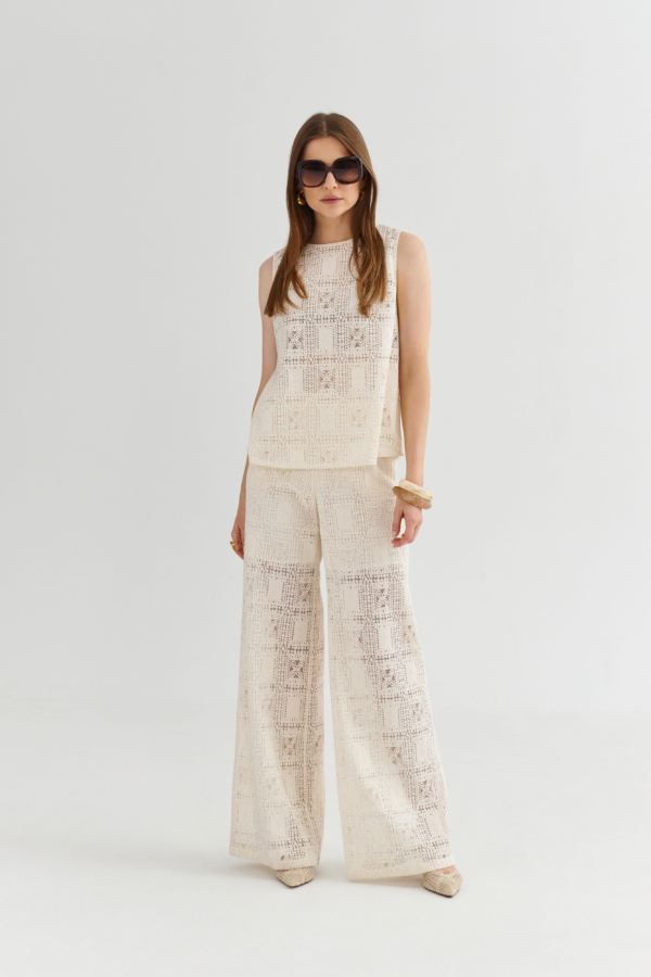 Koronkowe spodnie z wysokim stanem w kolorze ecru i szeroką nogawką