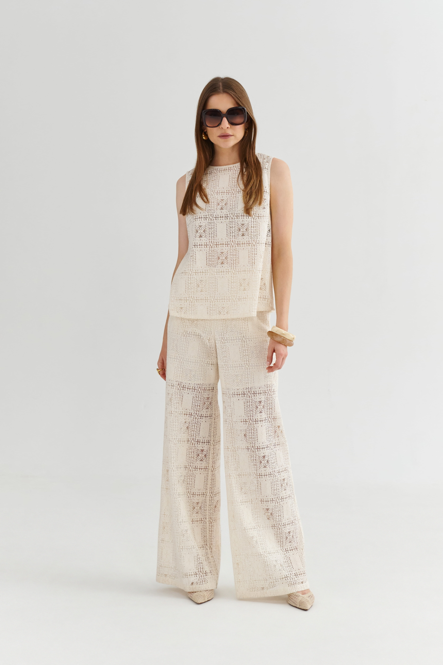 Koronkowe spodnie z wysokim stanem w kolorze ecru i szeroką nogawką