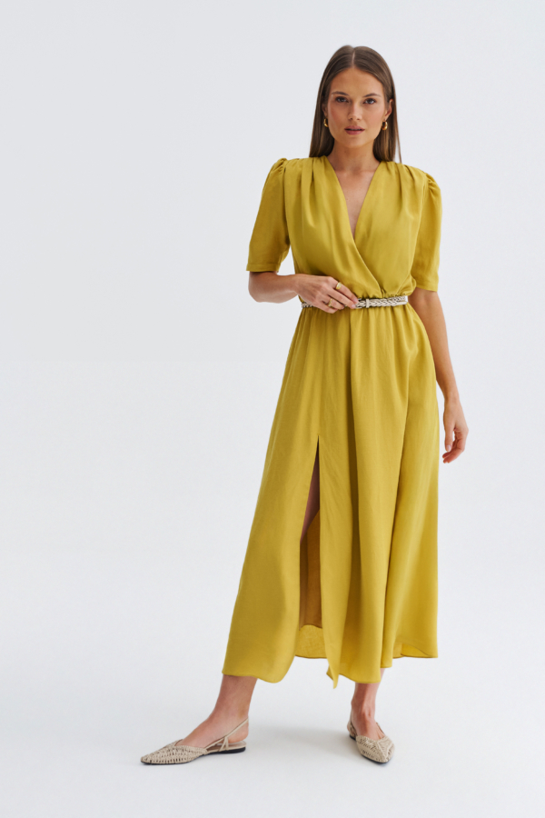 Limonkowa sukienka maxi z kopertowym dekoltem i rozcięciem na nodze