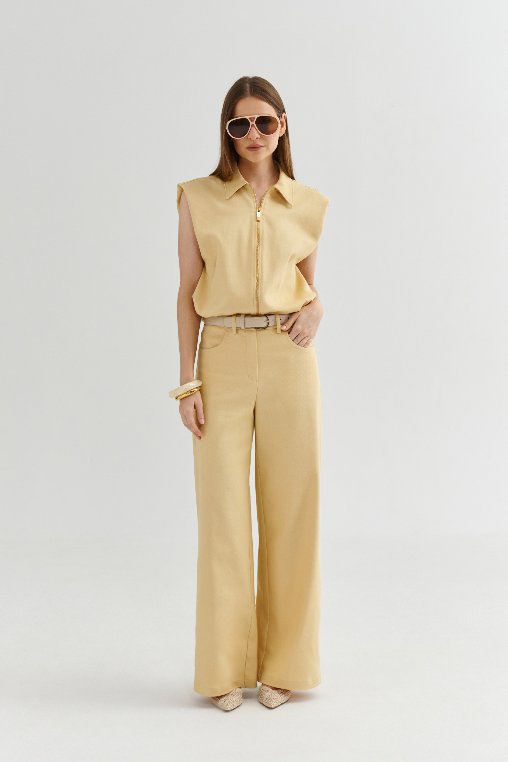 Kamizelka premium w kolorze bananowego żółtego, bez rękawów, zapinana na suwak, z kołnierzem i mocniej zaznaczoną linią ramion