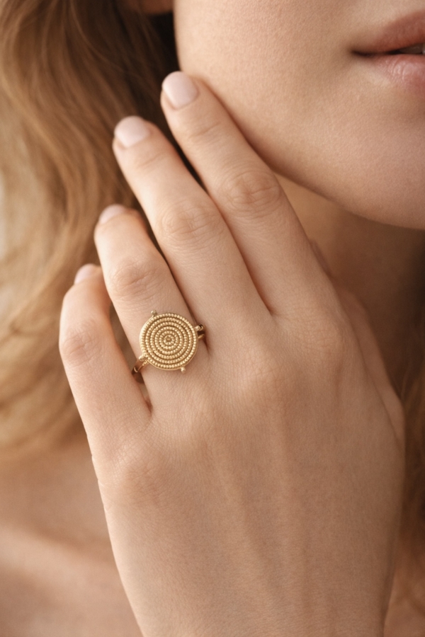 złoty pierścionek w stylu boho
