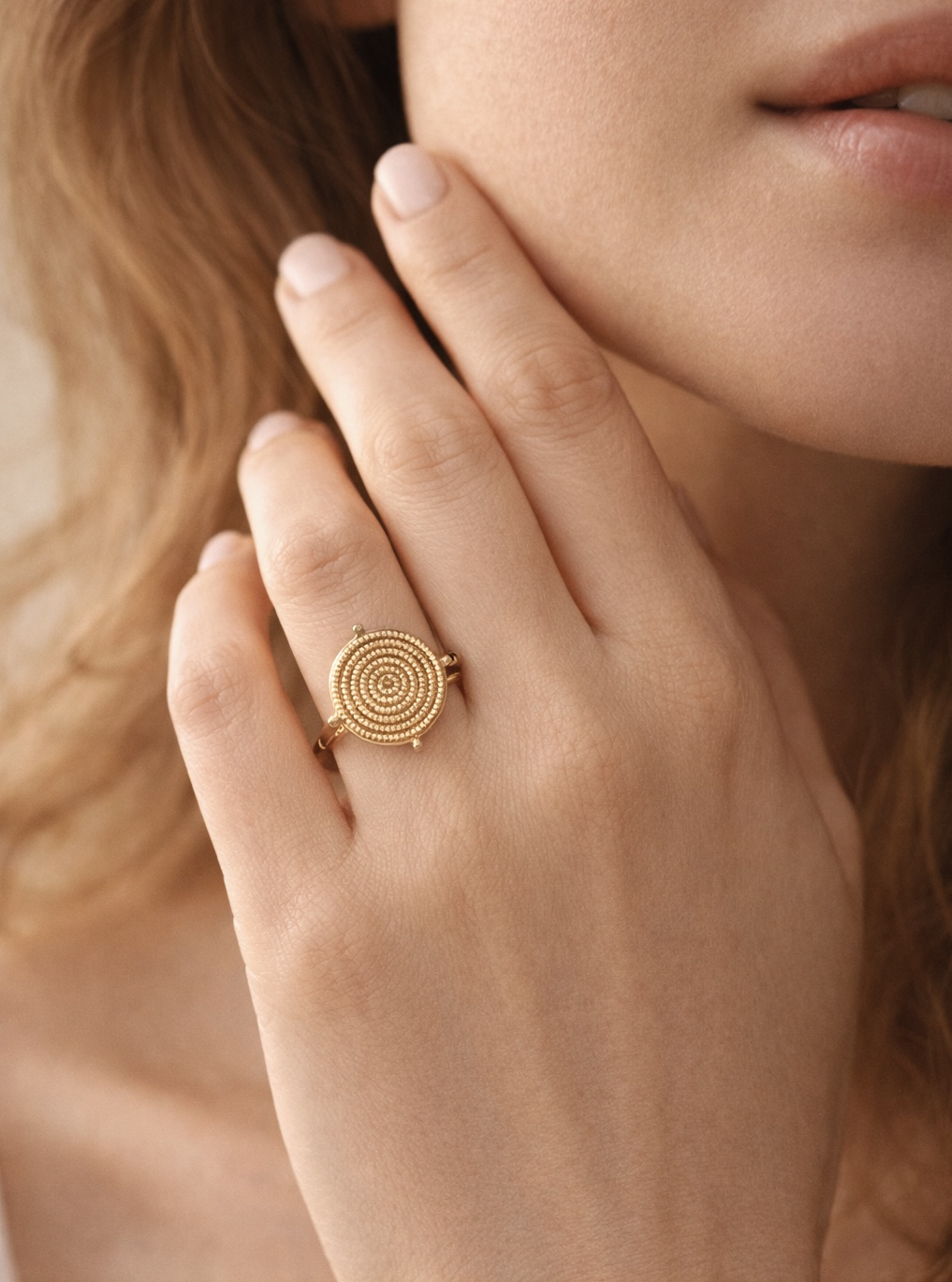 złoty pierścionek w stylu boho