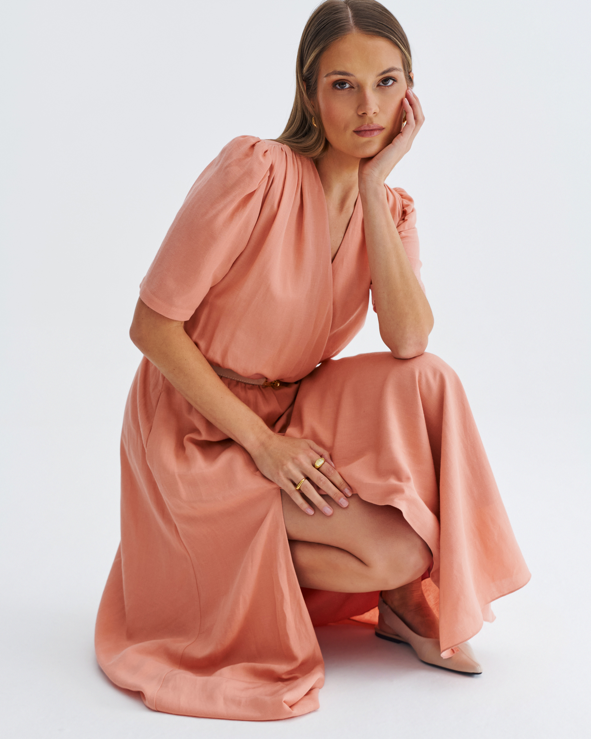 sukienka maxi z kopertowym dekoltem i rozcięciem na nodze