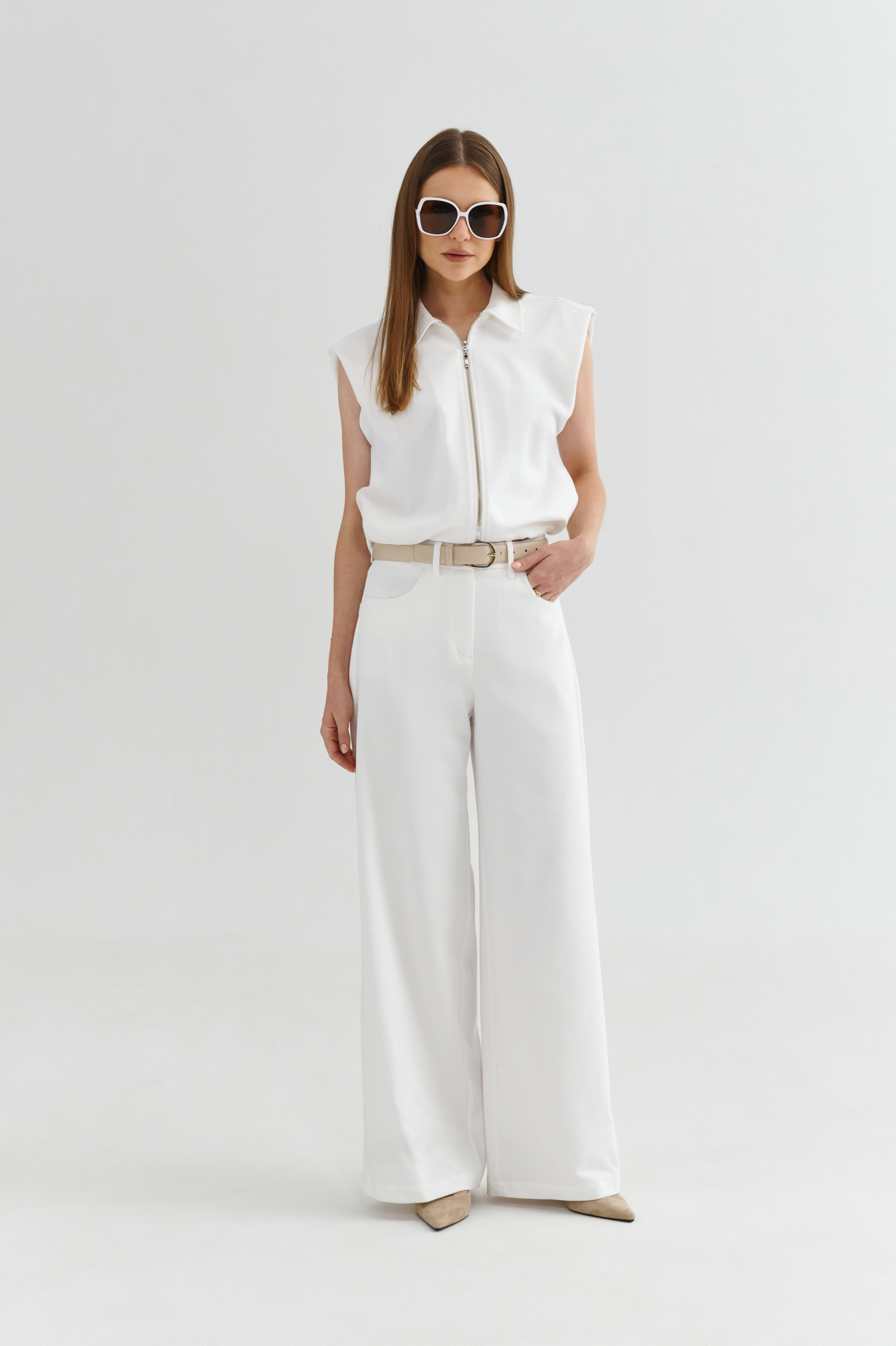 Białe szerokie spodnie damskie z wysokim stanem i paskiem w talii