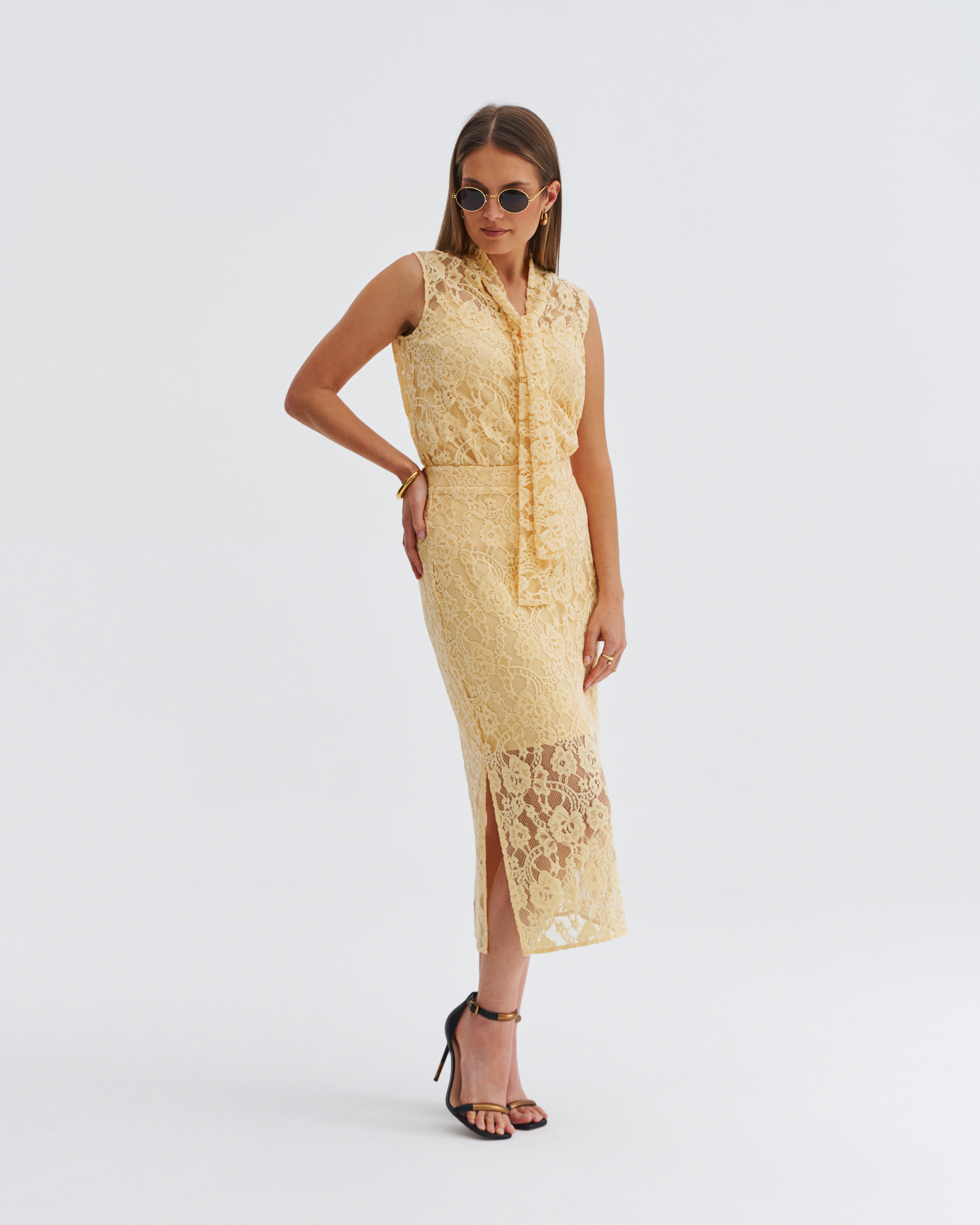 Żółta koronkowa bluzka damska z szarfą przy szyi, bez rękawów