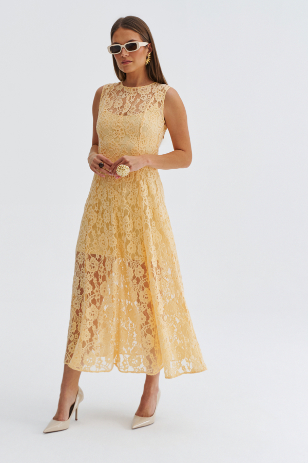 żółta koronkowa sukienka rozkloszowana midi na wesele
