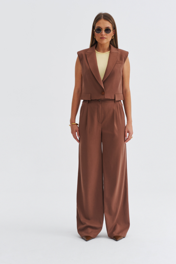 Brązowe damskie spodnie z szeroką nogawką i wysokim stanem, elegancki model do kompletu z kamizelką.
