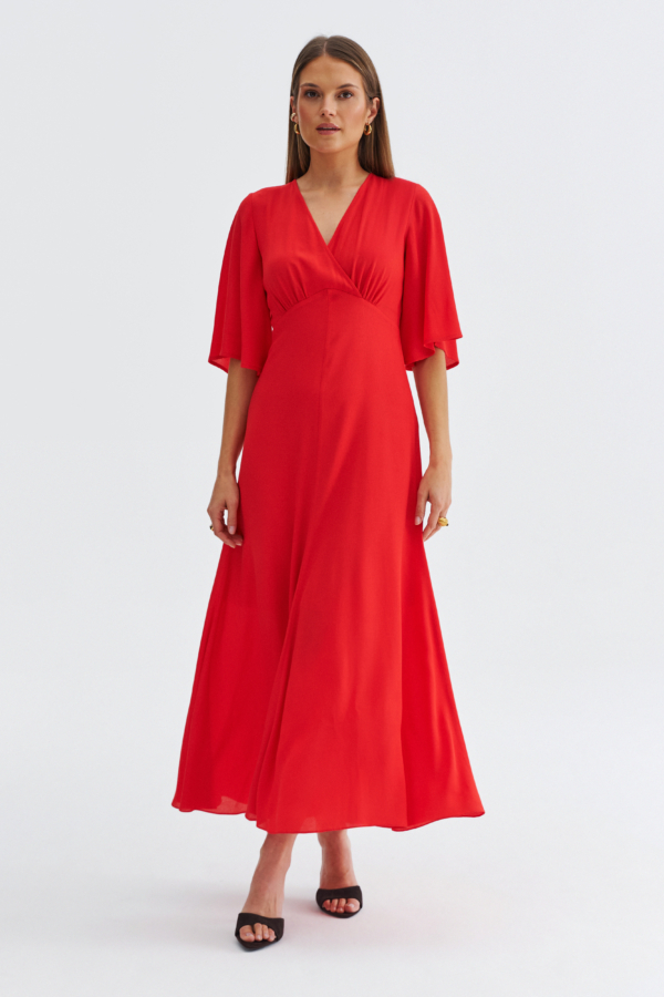 Czerwona sukienka z kopertowym dekoltem, zwiewnymi rękawami i rozkloszowanym dołem