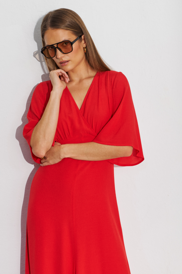 Czerwona sukienka midi z głębokim dekoltem