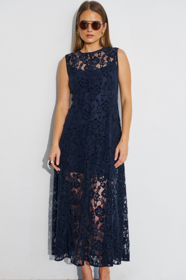 granatowa koronkowa sukienka rozkloszowana midi na wesele