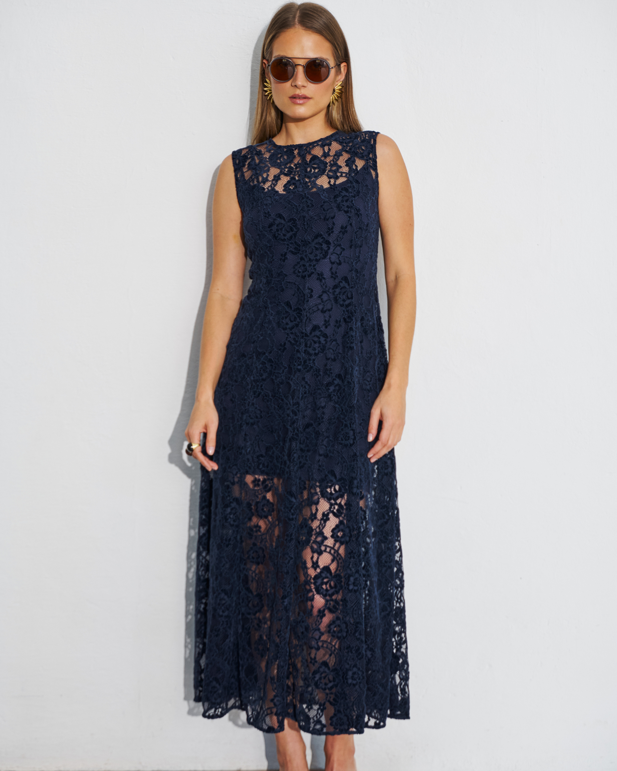 granatowa koronkowa sukienka rozkloszowana midi na wesele