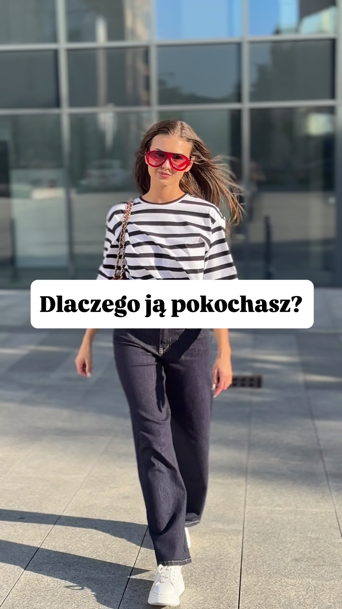 Biały t-shirt w czarne paski - obrazek 2