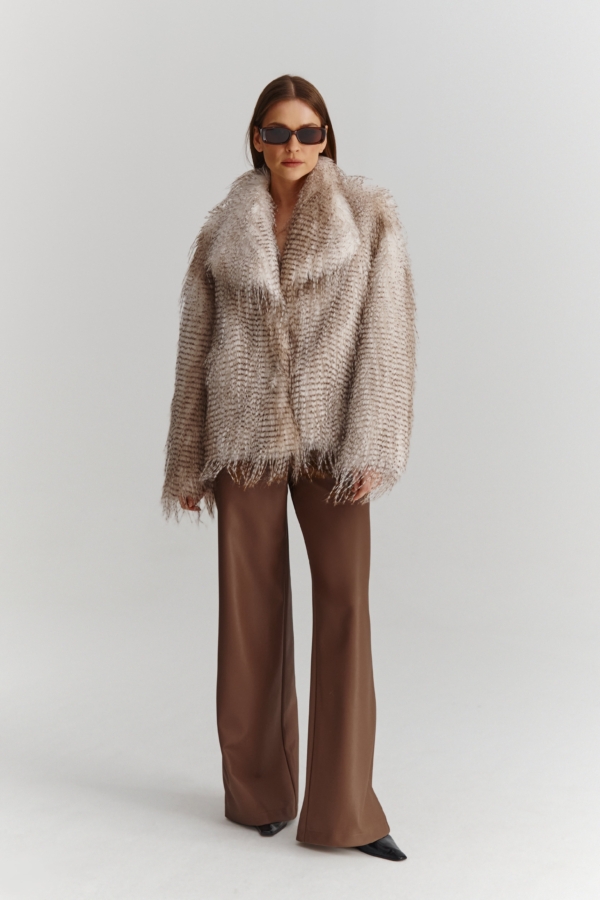 Futerko w przepiórkę – total look z brązowymi spodniami z eko-skóry