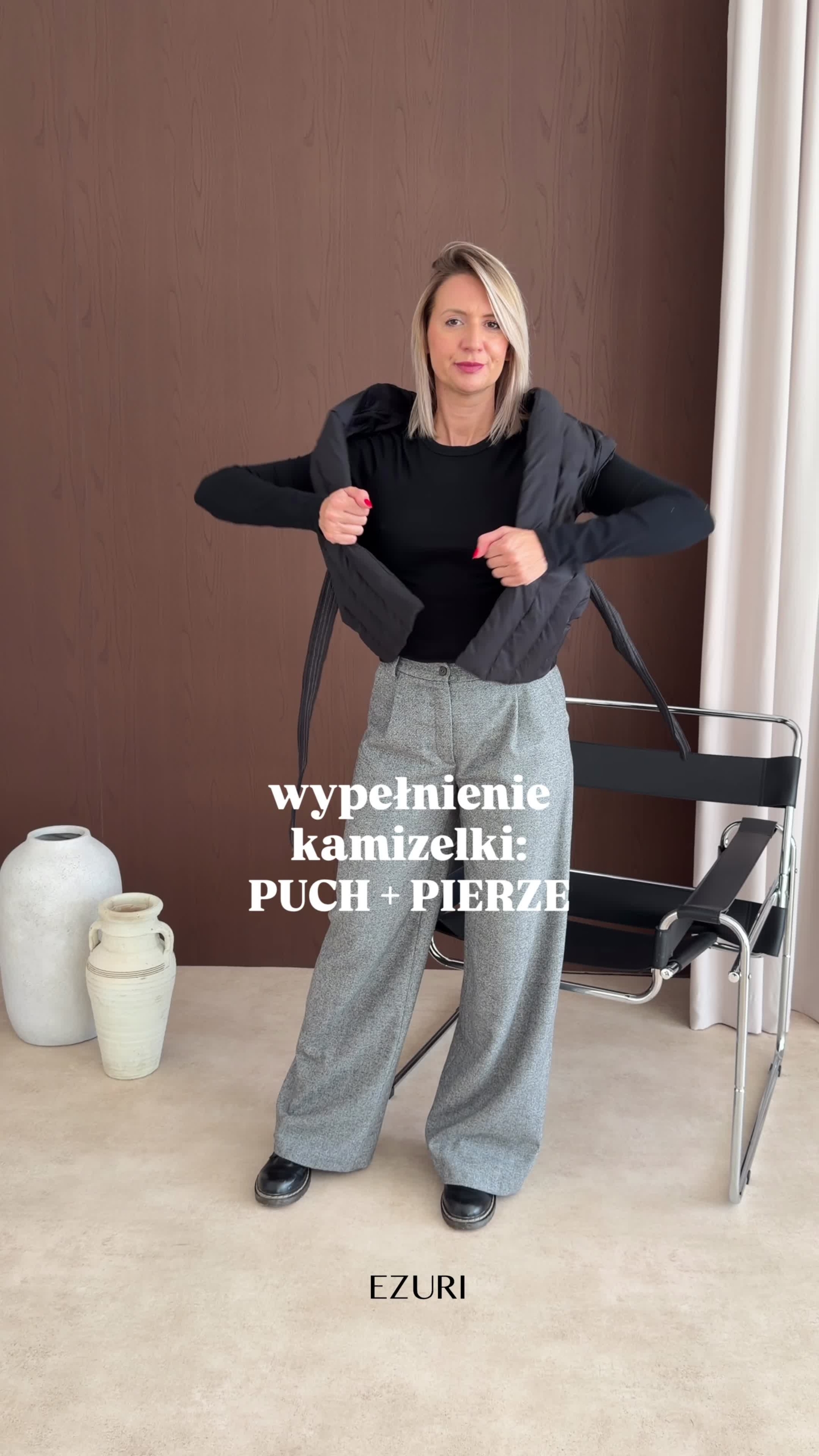 Czarna krótka kamizelka damska z dzianinowym łączonym tyłem. - obrazek 2