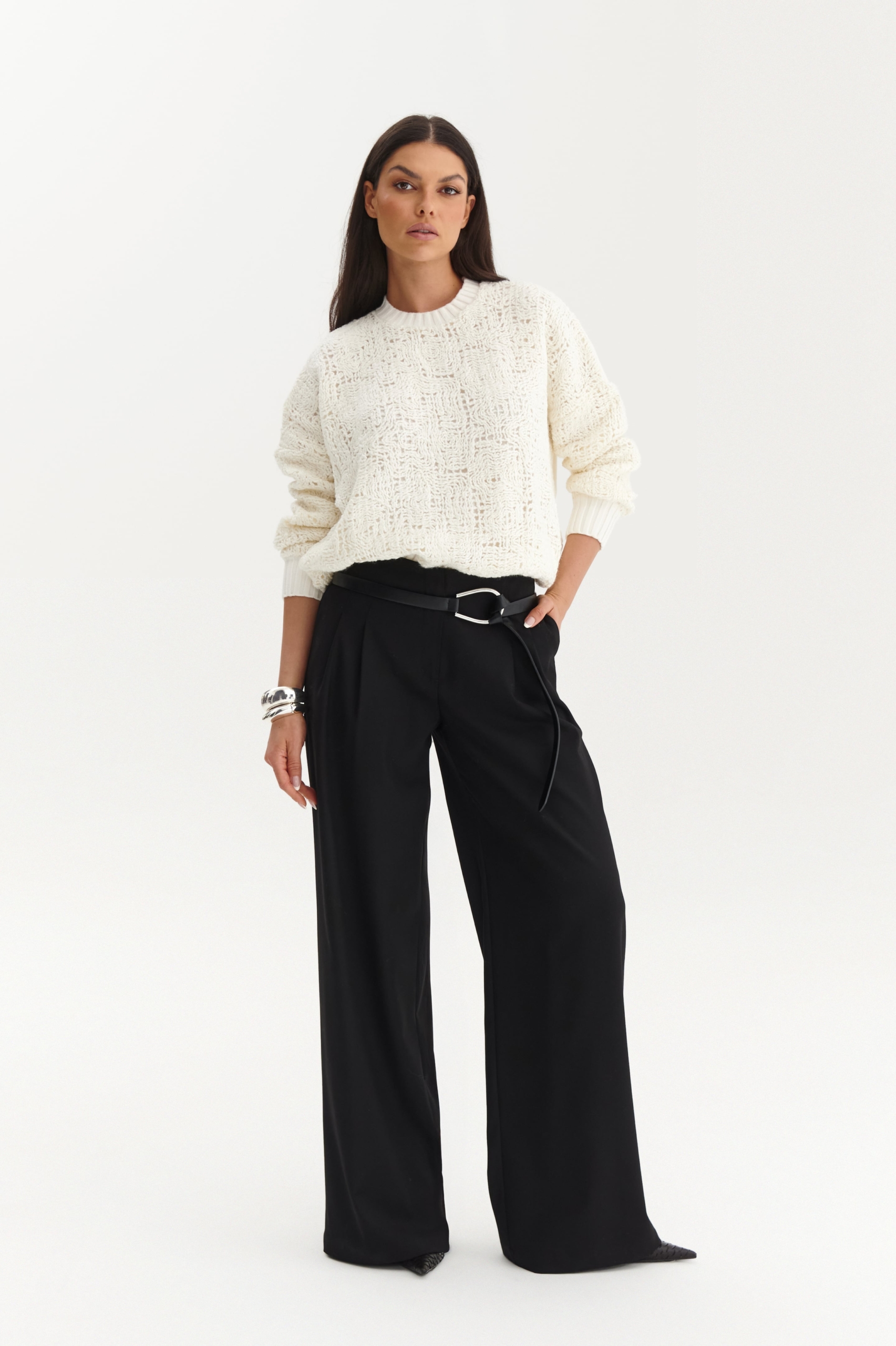 Sweter oversize ażurowy LARA ecru - stylizacja z czarnymi spodniami wide-leg