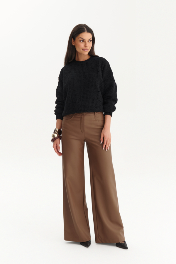 Sweter oversize ażurowy LARA czarny - stylizacja ze spodniami z eko skóry