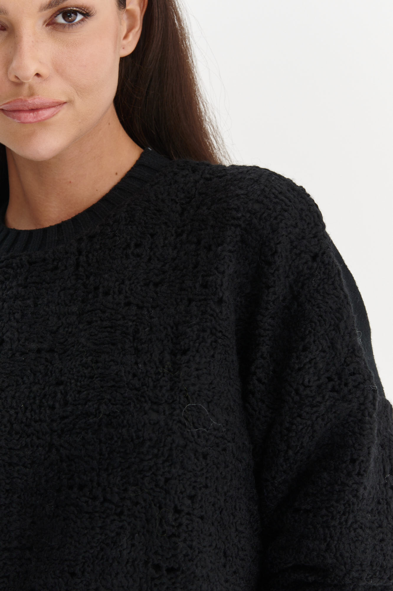 Czarny sweter oversize LARA - detal ażurowego splotu